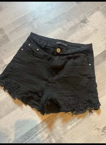 Short noir à dentelle T.38