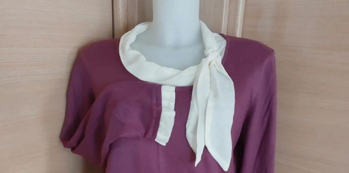 Haut mauve avec col crème et manches fantaisies