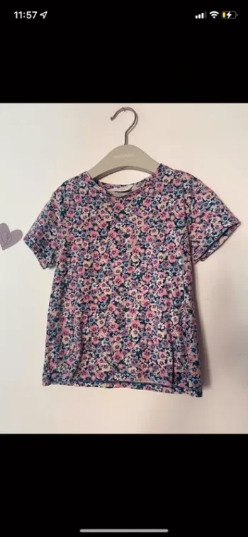 T-shirt manches courtes .