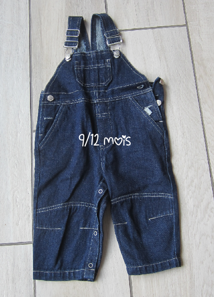 Salopette en jeans.