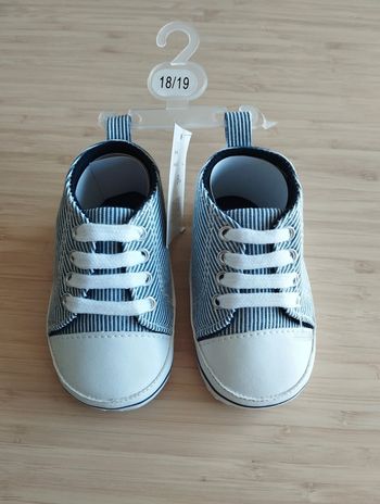 chaussures neuves avec étiquettes pointure 18/19