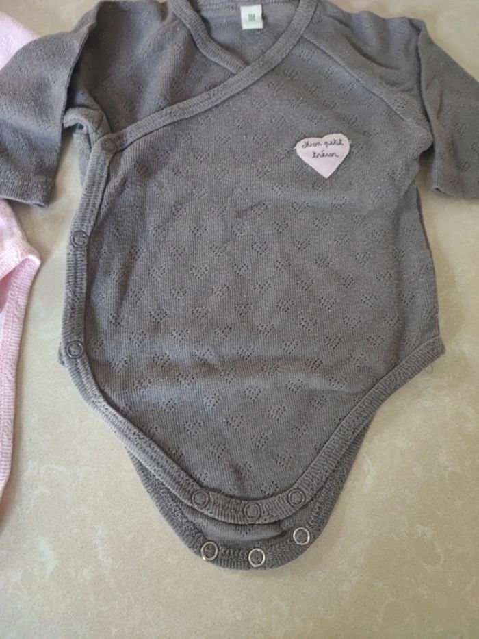 Lot 2 bodys 1 mois 🩷🩶 - photo numéro 5
