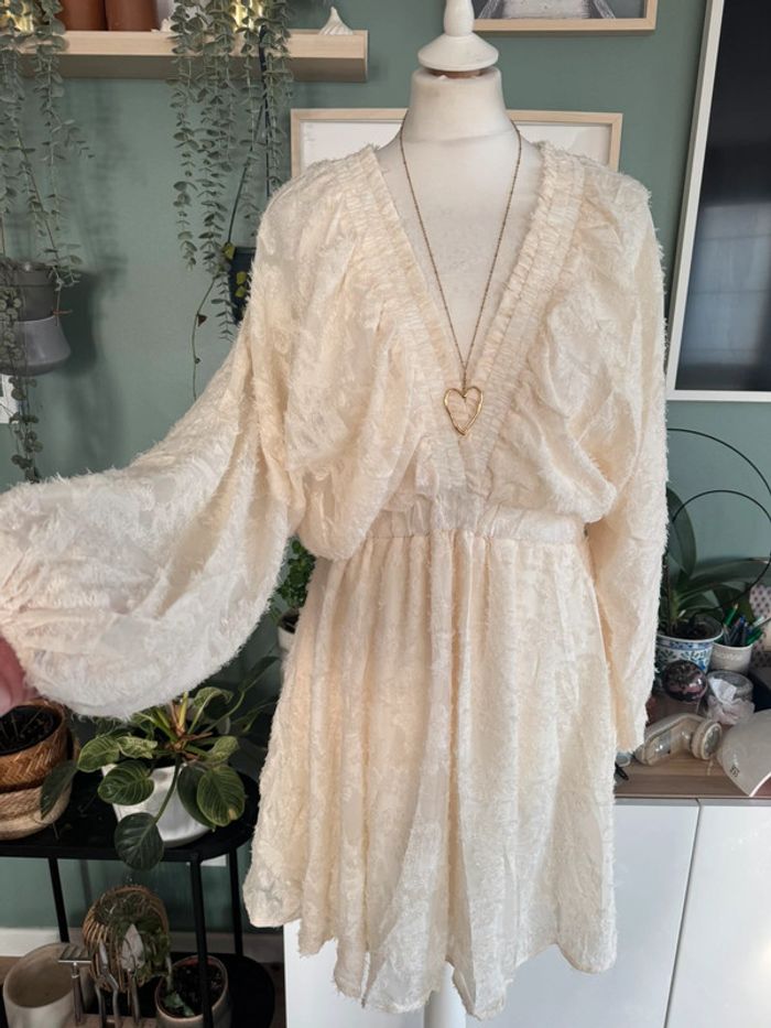 Magnifique robe manches longues blanc beige cassé taille S/M col V plumetis