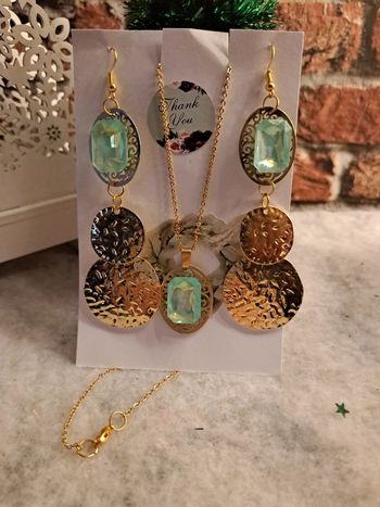 Boucles d'oreilles pendante avec collier assortie strass vert bleu