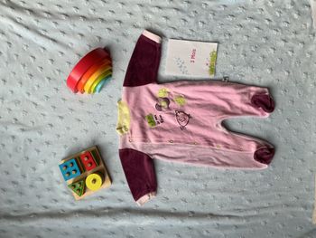 pyjama grenouillère en velours rose et violet ouverture devant 3 mois les kinousses