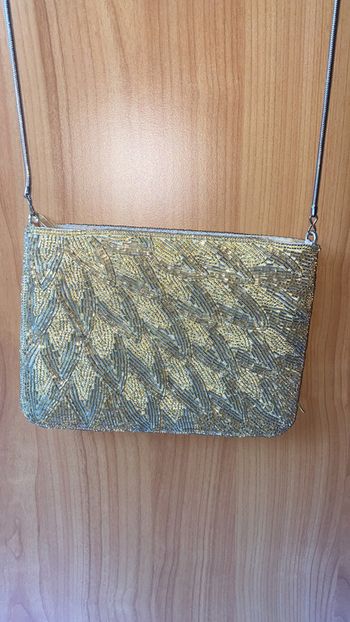petite pochette dorée avec détails