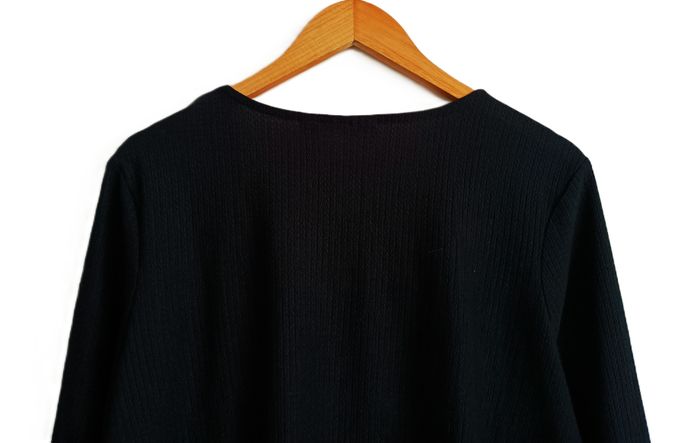 Haut. T-shirt noir à volants. Manches longues. Kiabi. Taille 44 - photo numéro 4