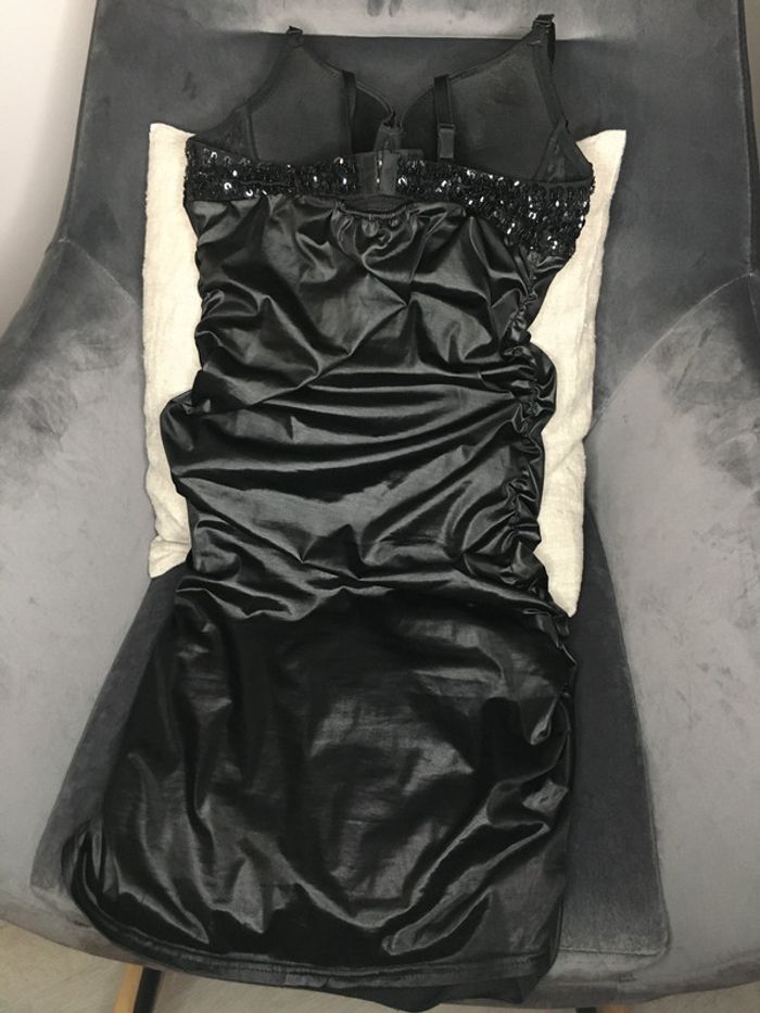 Robe noir avec des coques muni de perles - photo numéro 5