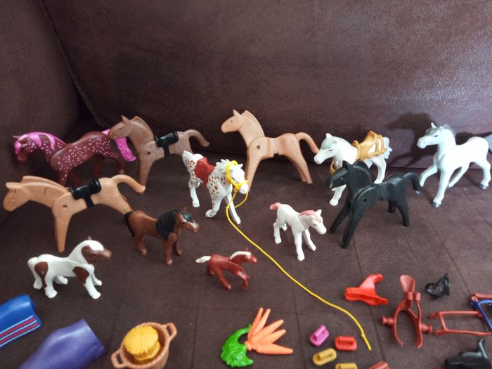Gros Lot de Chevaux, Poneys... "Playmobil" avec accessoires - photo numéro 3