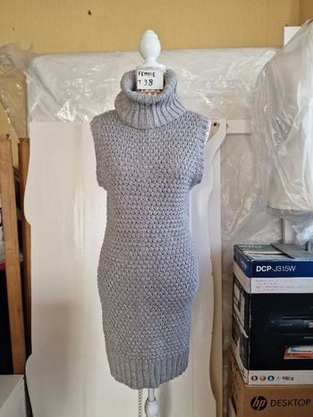 Robe, grise, col roulé haut, sans manches, en acrylique, en très bon état, longueur 88cm