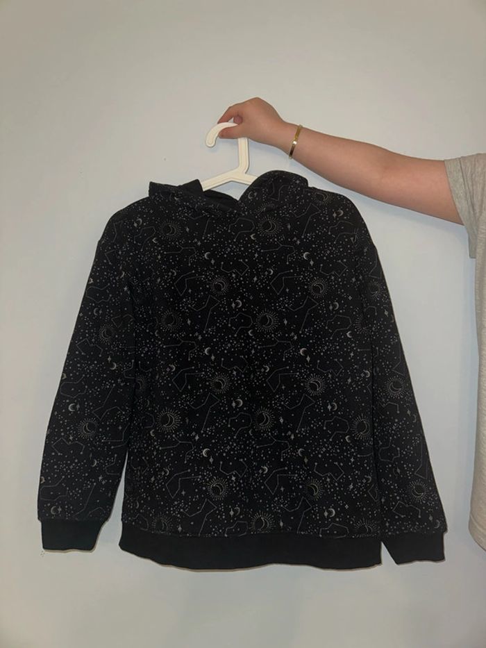 Sweat capuche noir motif lila