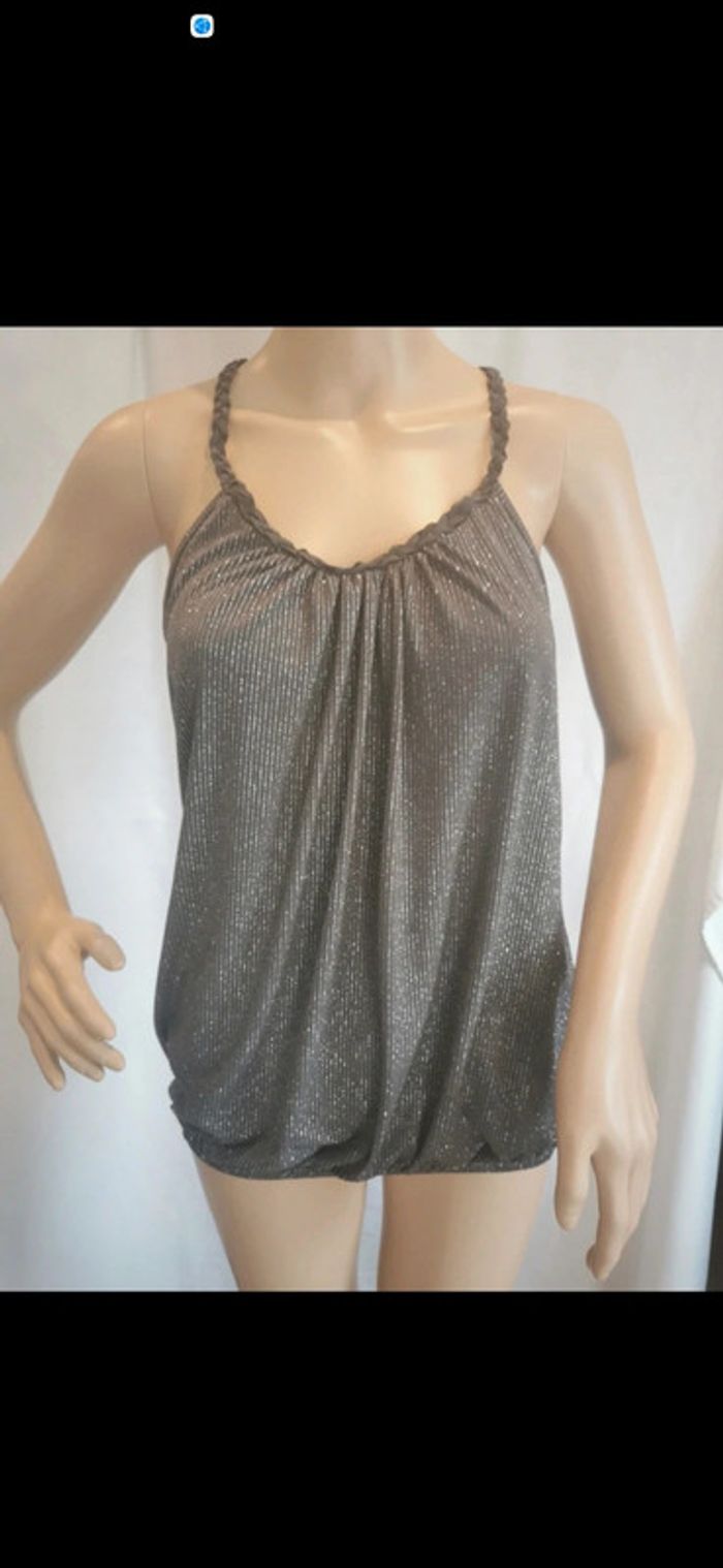 Top gris avec fil métallisé argenté. Taille 40. Cache Cache