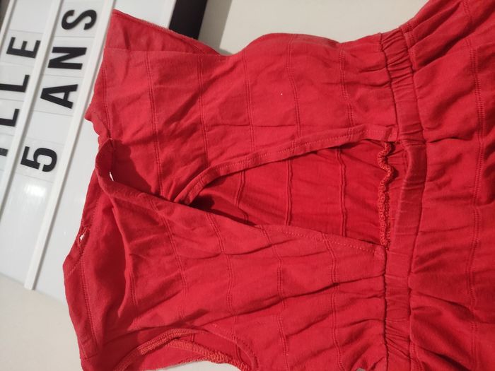 Robe rouge avec découpe dans le dos - photo numéro 2