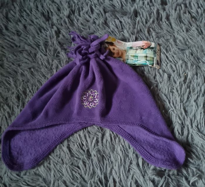 Bonnet avec pompons violet