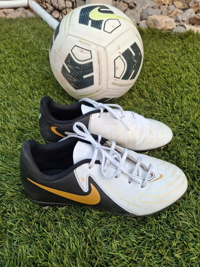 Crampon de foot nike taille 36 - photo numéro 3