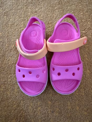 Sandales fille crocs Pointure C9 = 25/26