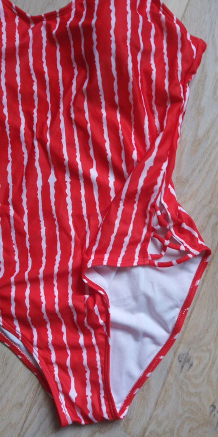 Maillot de bain rouge rayures blanches - photo numéro 2