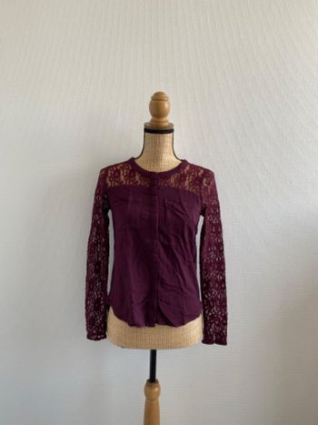 Chemise violette manches longues et dentelle