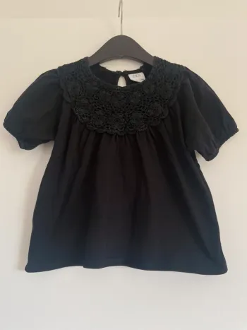 T-shirt manches courtes .