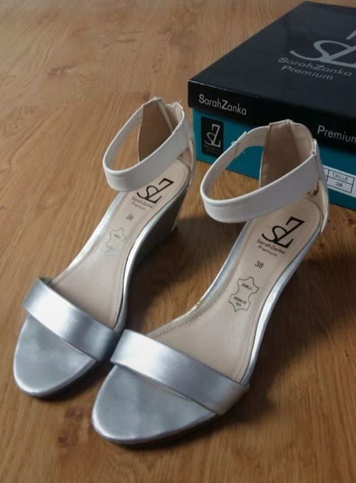 Sandales compensées blanc et argent