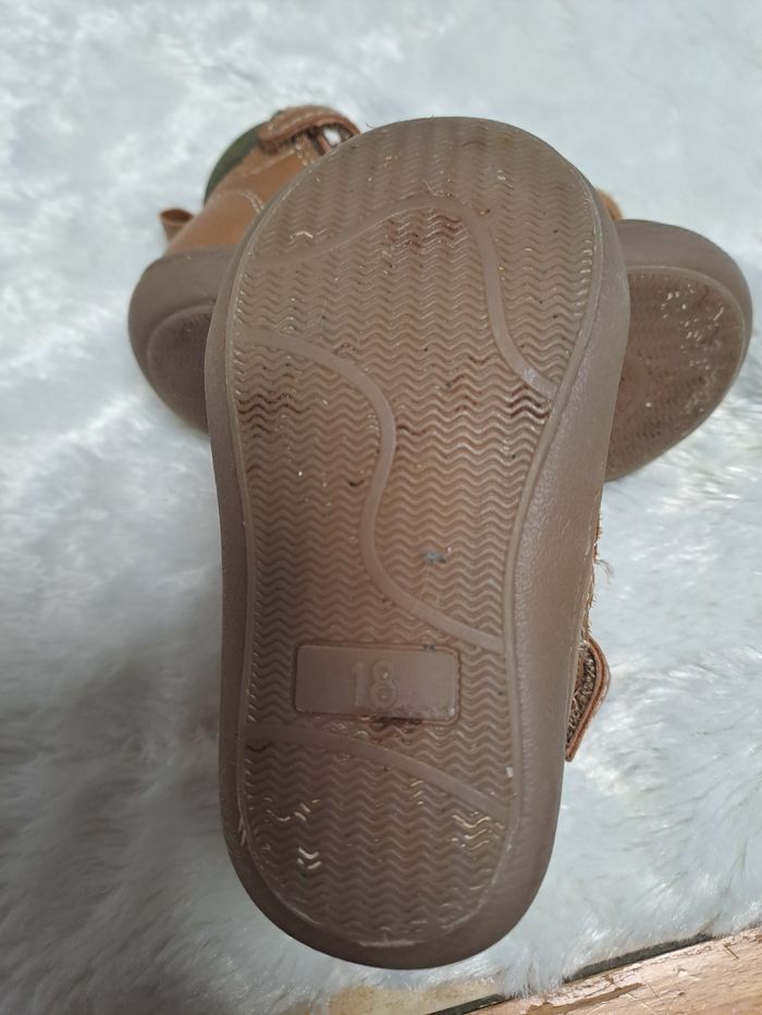 Bottines bébé taille 18✔ Fermeture éclair sur le côté + lacets décoratifs
✔ Semelle souple et antidérapante
✔ Faciles à enfiler
✔ Bon maintien de la cheville - photo numéro 5