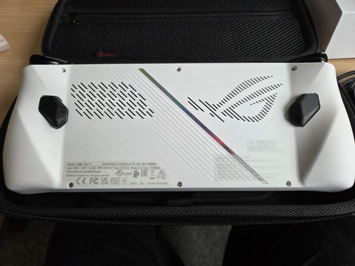 ASUS ROG Ally Ryzen Z1 Extreme avec sac/station d'accueil, comme neuf. - photo numéro 4