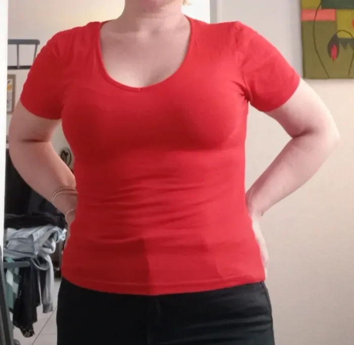 Très joli Tee-shirt rouge acos taille s en très bon état
