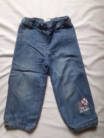 Jean bleu motif rose en bas du pantalon