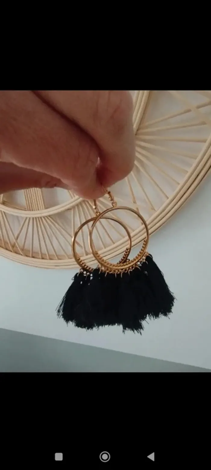 Boucles d'oreilles à pompons noirs - photo numéro 4