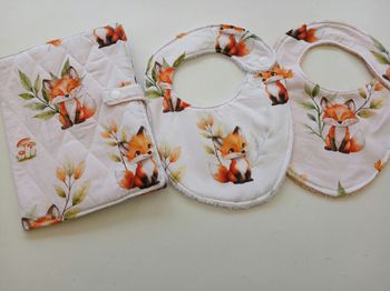 Protège carnet de santé et bavoirs 