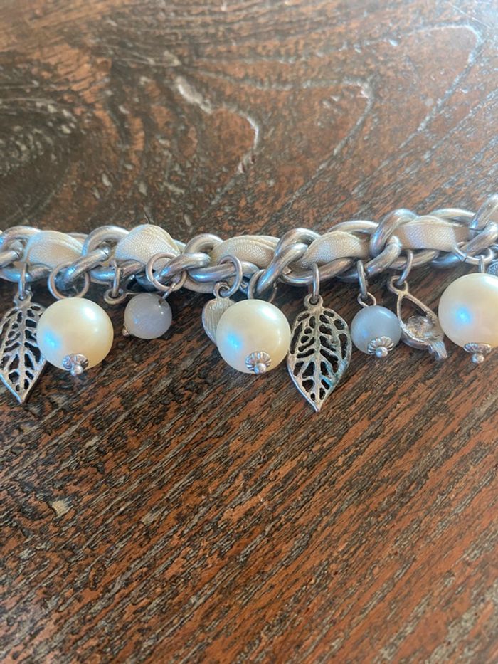 Magnifique bracelet avec strass, tissu, perles et feuilles - photo numéro 9