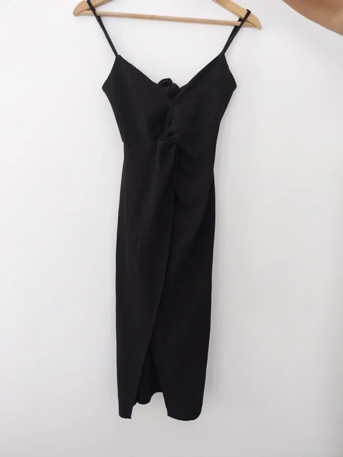 Robe noire à fente