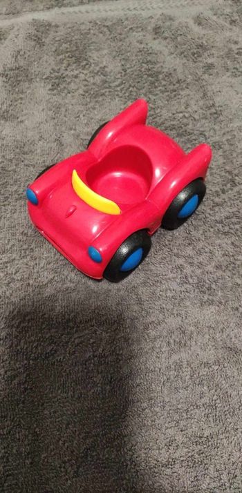 Petite voiture rouge