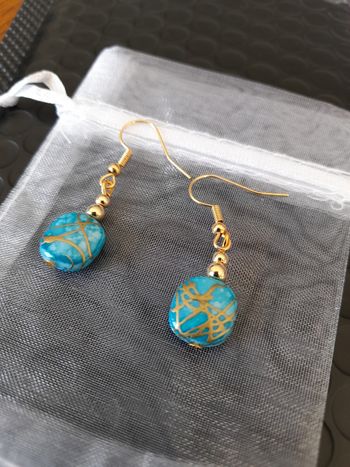 Boucles d'oreilles bleues et dorées