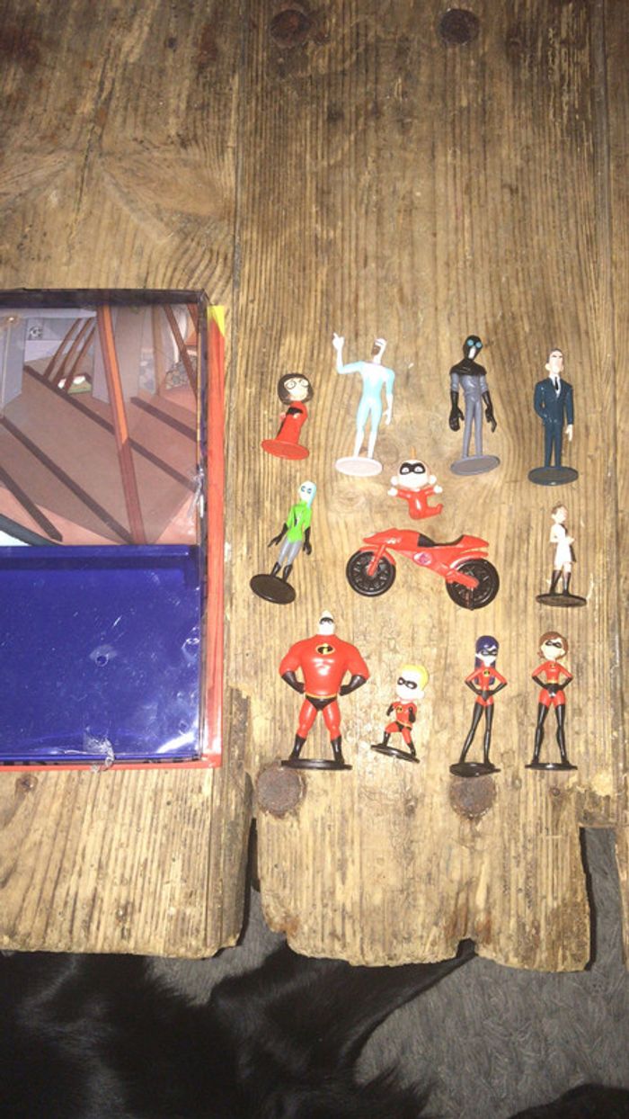 Livre « les indestructibles 2 » avec poster et figurines - photo numéro 5