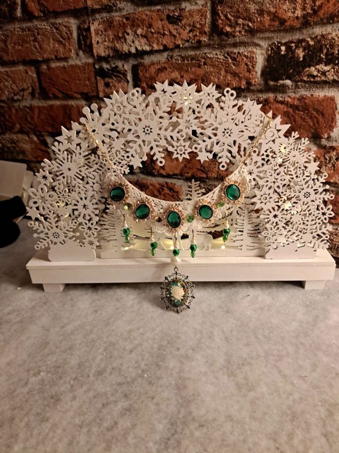 Collier magnifique strass vert dentelle et pendentif camé