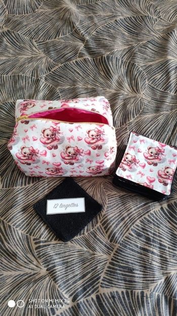 12 lingettes et sa trousse de toilette neuf 