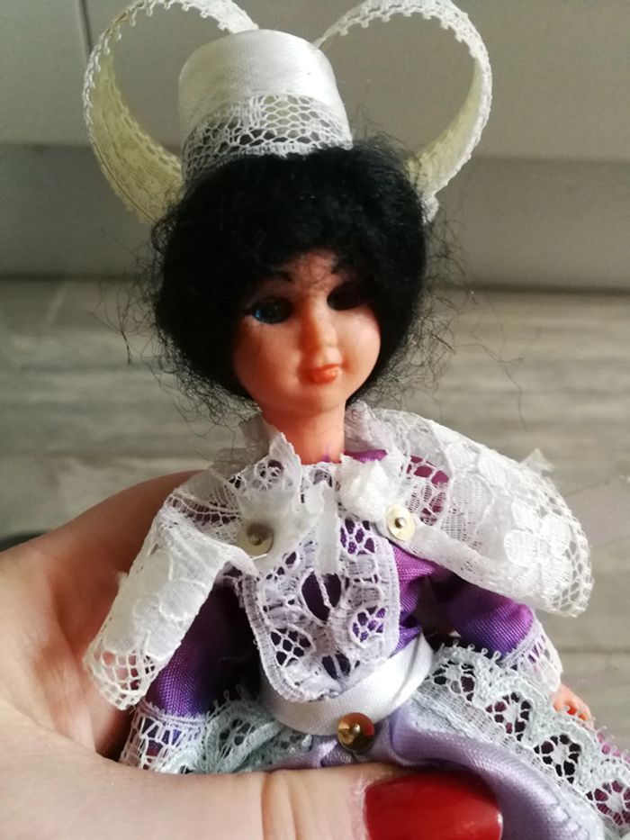 Poupée folklorique régionale de collection en robe violette - photo numéro 4