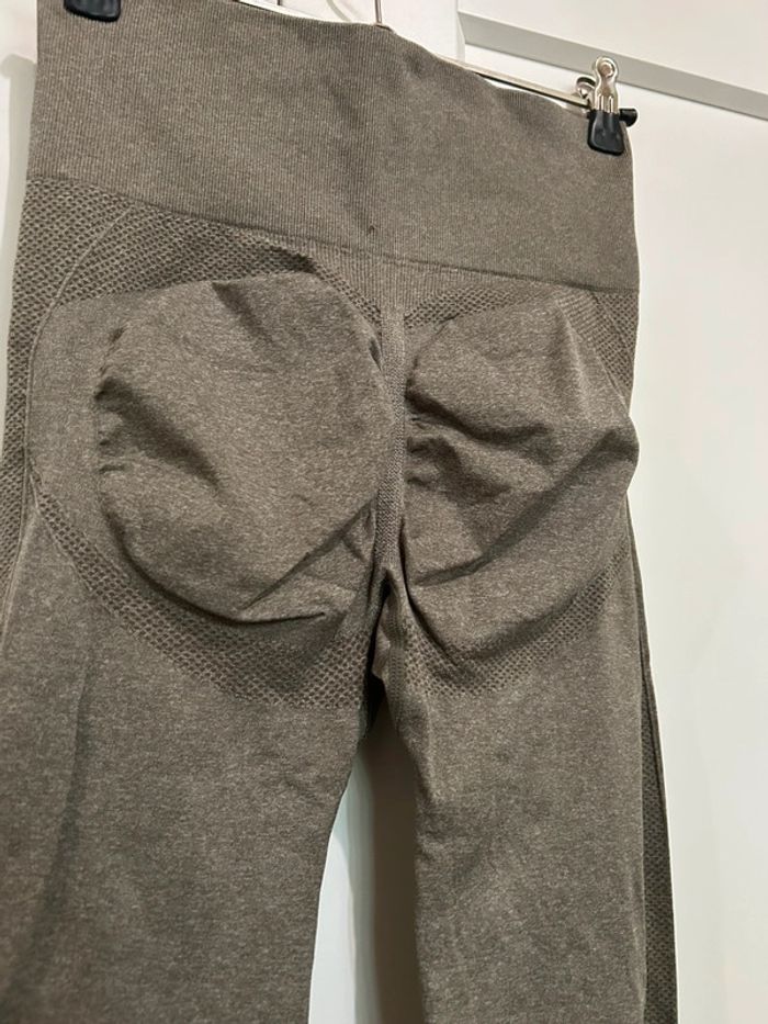 687 – legging de sport kaki avec effet push-up au niveau des fesses Shein en taille S - photo numéro 6