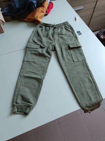Pantalon jogging type cargo dinosaure Gémo 10 ans
