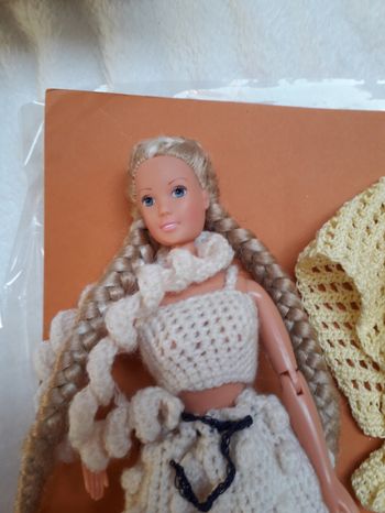 Poupée Barbie habillée de neuf