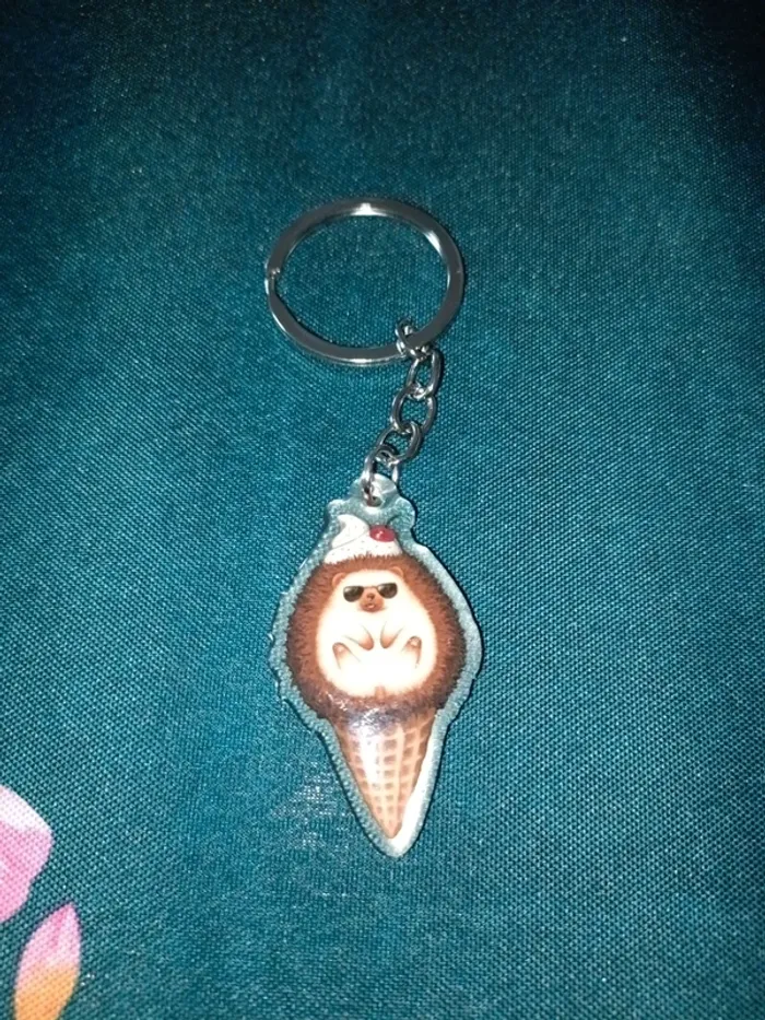Porte clef hérisson glace association acrylique