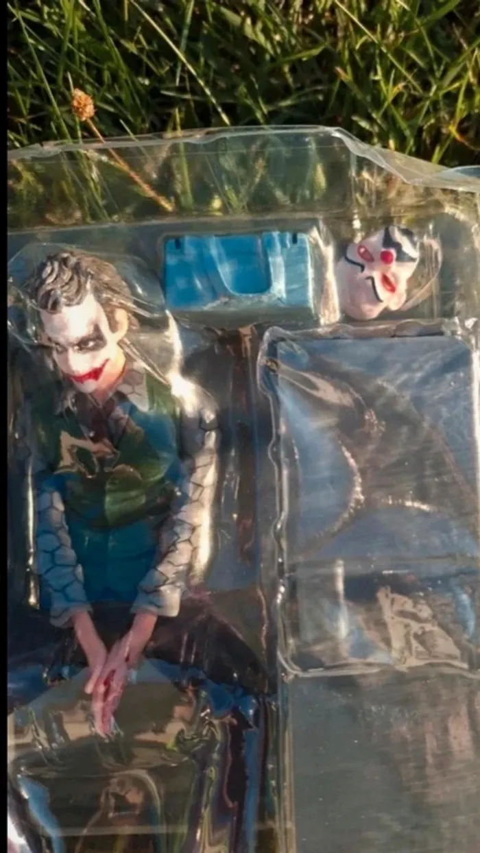 Figurine joker assis sur un banc neuve - photo numéro 5