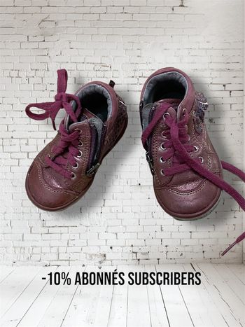 Un paire de chaussures pointure 20