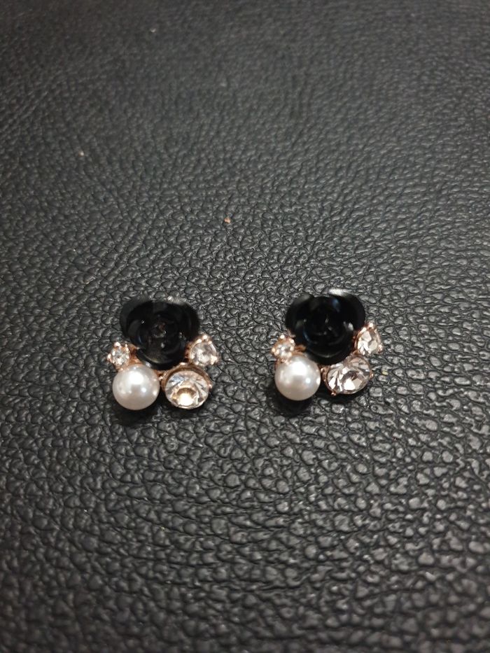 Boucles d'oreilles à vis "Rose noire" - photo numéro 2