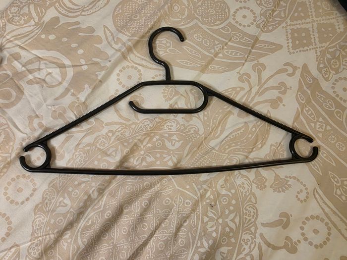 Lot de 24 cintres plastique noir et blanc - photo numéro 2