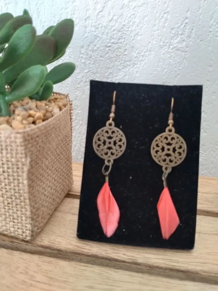 Boucles d'oreilles plumes corail