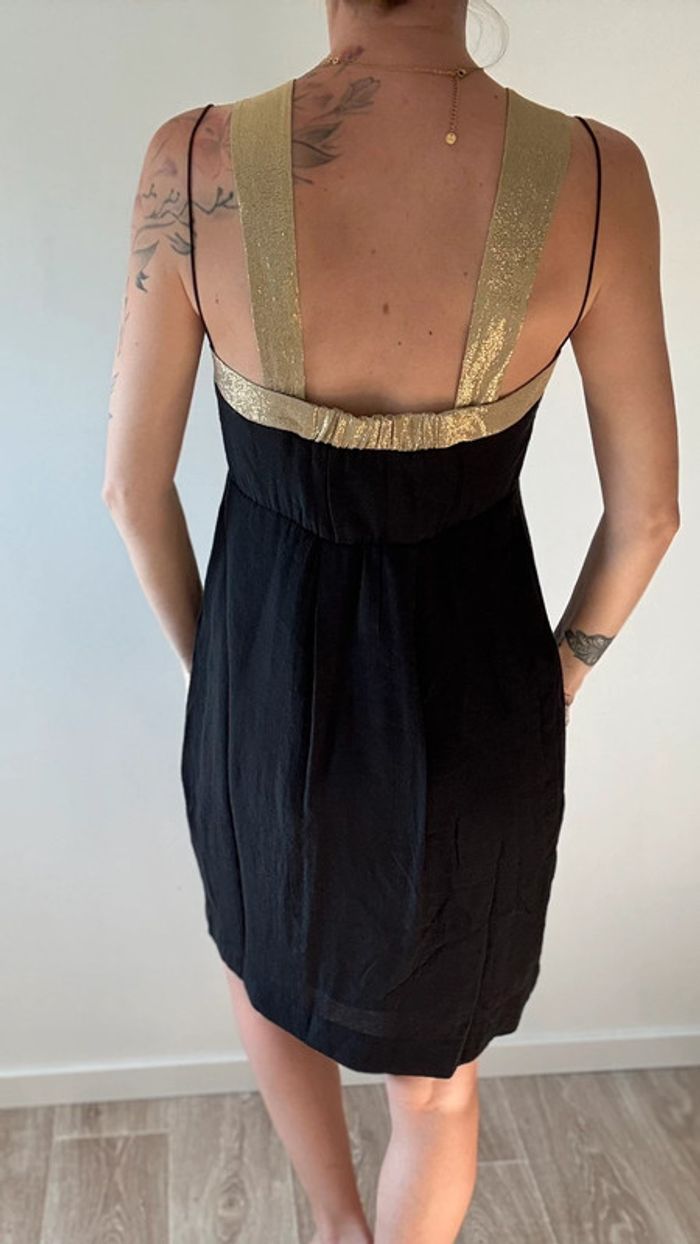 Robe chic Sandro noir et dorée taille 1 en parfait état - photo numéro 3