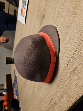 Chapeau gris avec bande rose fushia, H&M, taille 8/12 ans