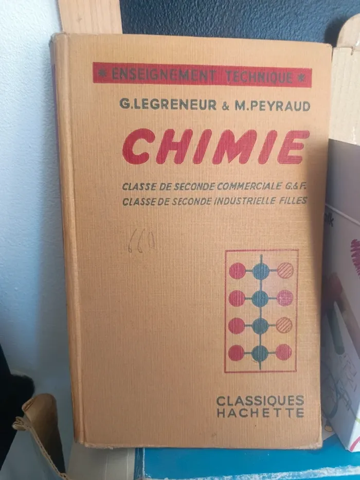 Ancien livre de Chimie . Vintage .